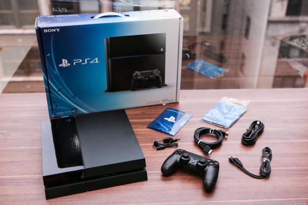 Sony Playstation 4 PS4 Game Console..